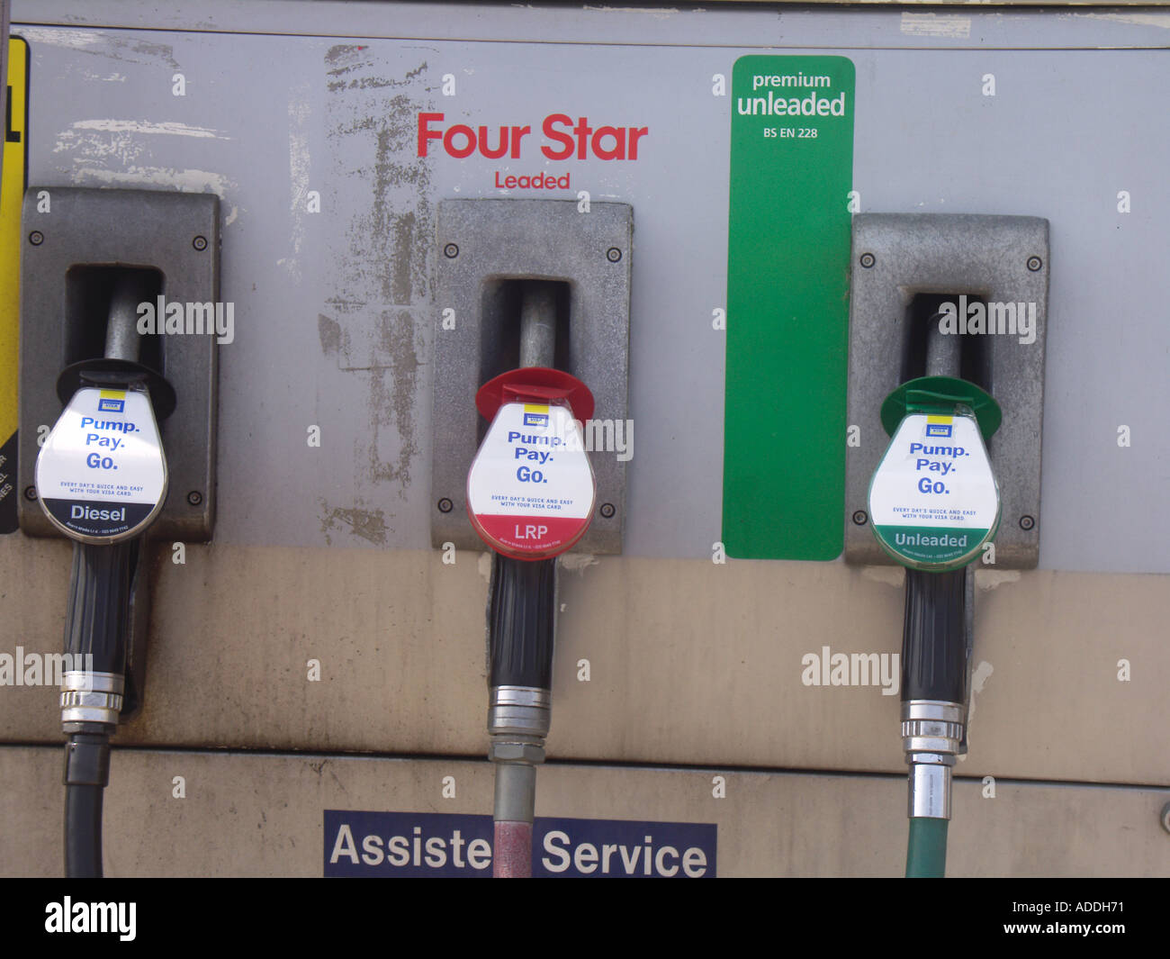 Le pompe di benzina in un garage Foto Stock
