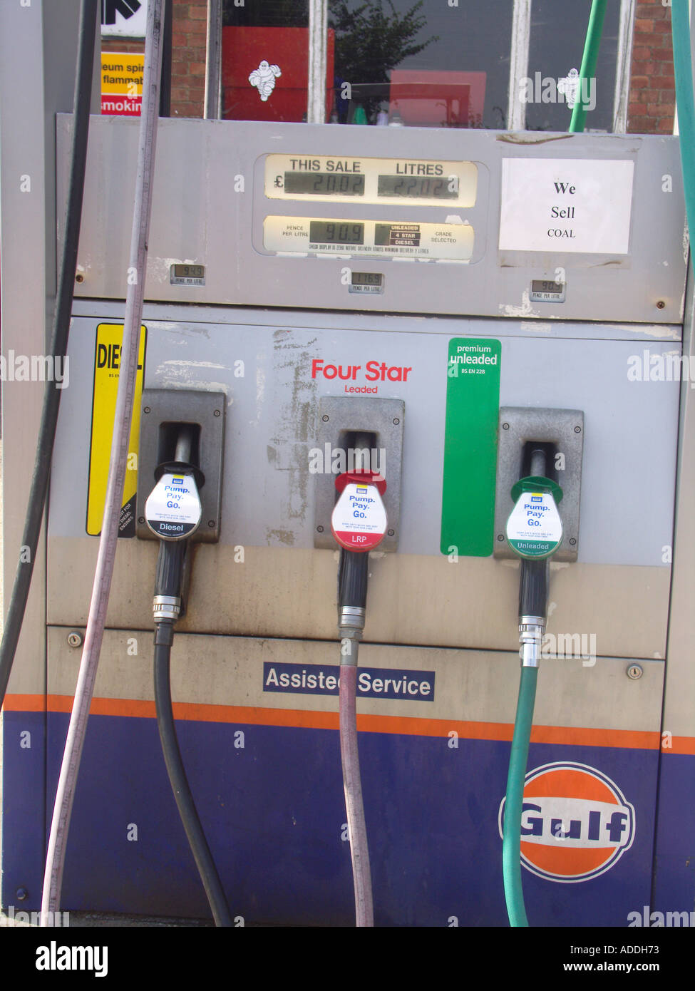 Le pompe di benzina in un garage con 4 stelle, il diesel e la benzina senza piombo Foto Stock