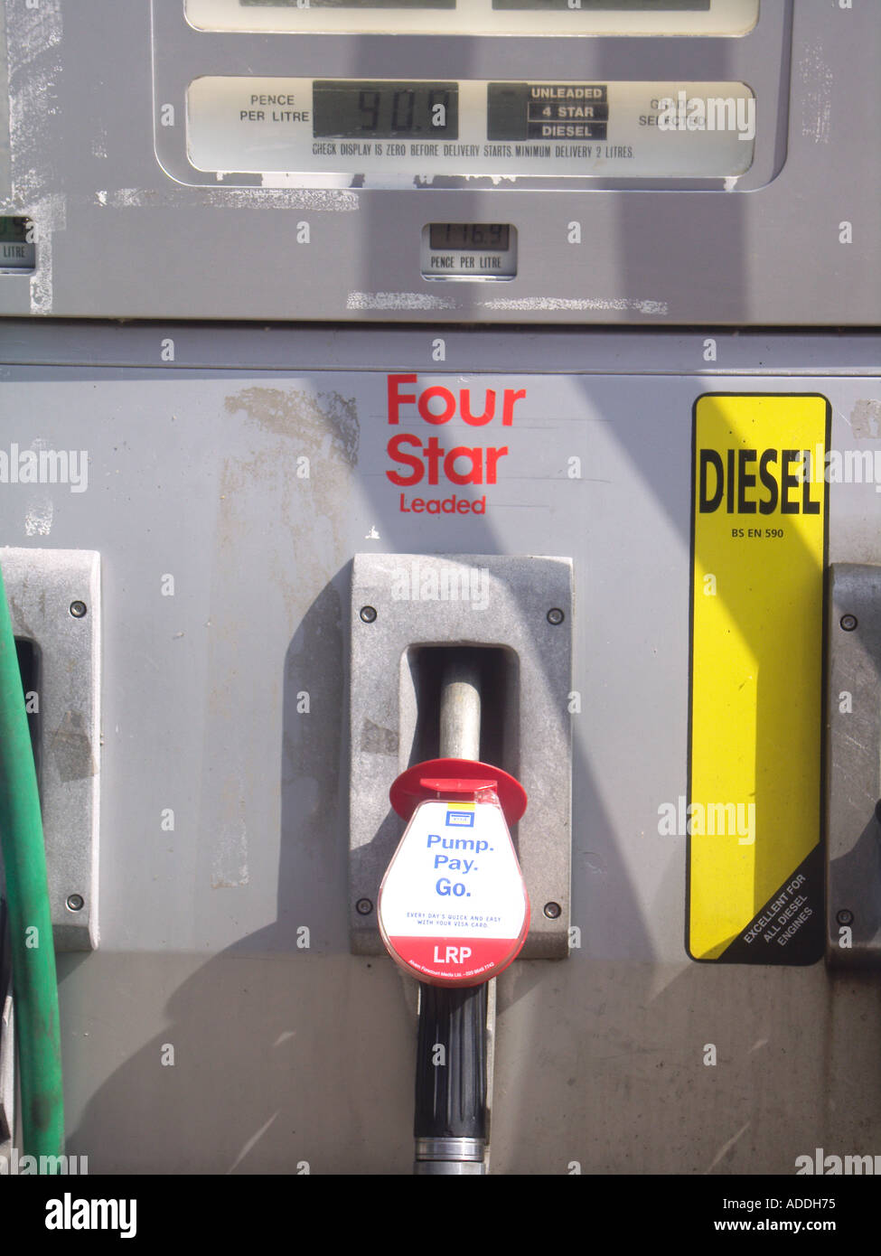 Le pompe di benzina in un garage - Diesel e quattro stelle di benzina con piombo Foto Stock