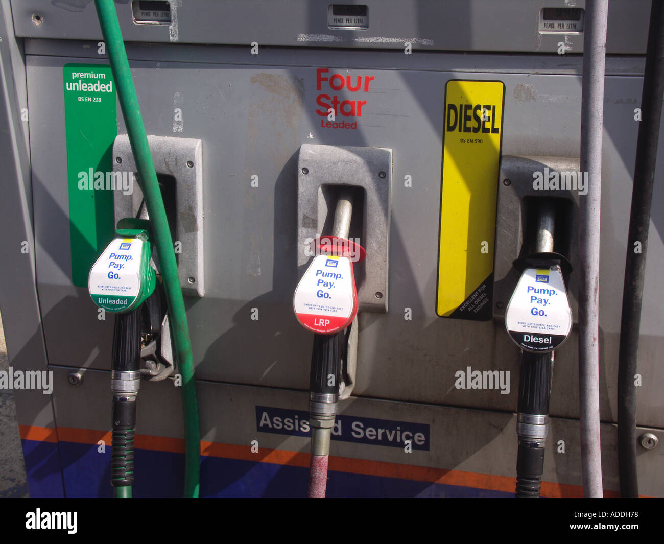 Pompe benzina in un garage 4 stelle con piombo, senza piombo, diesel Foto Stock