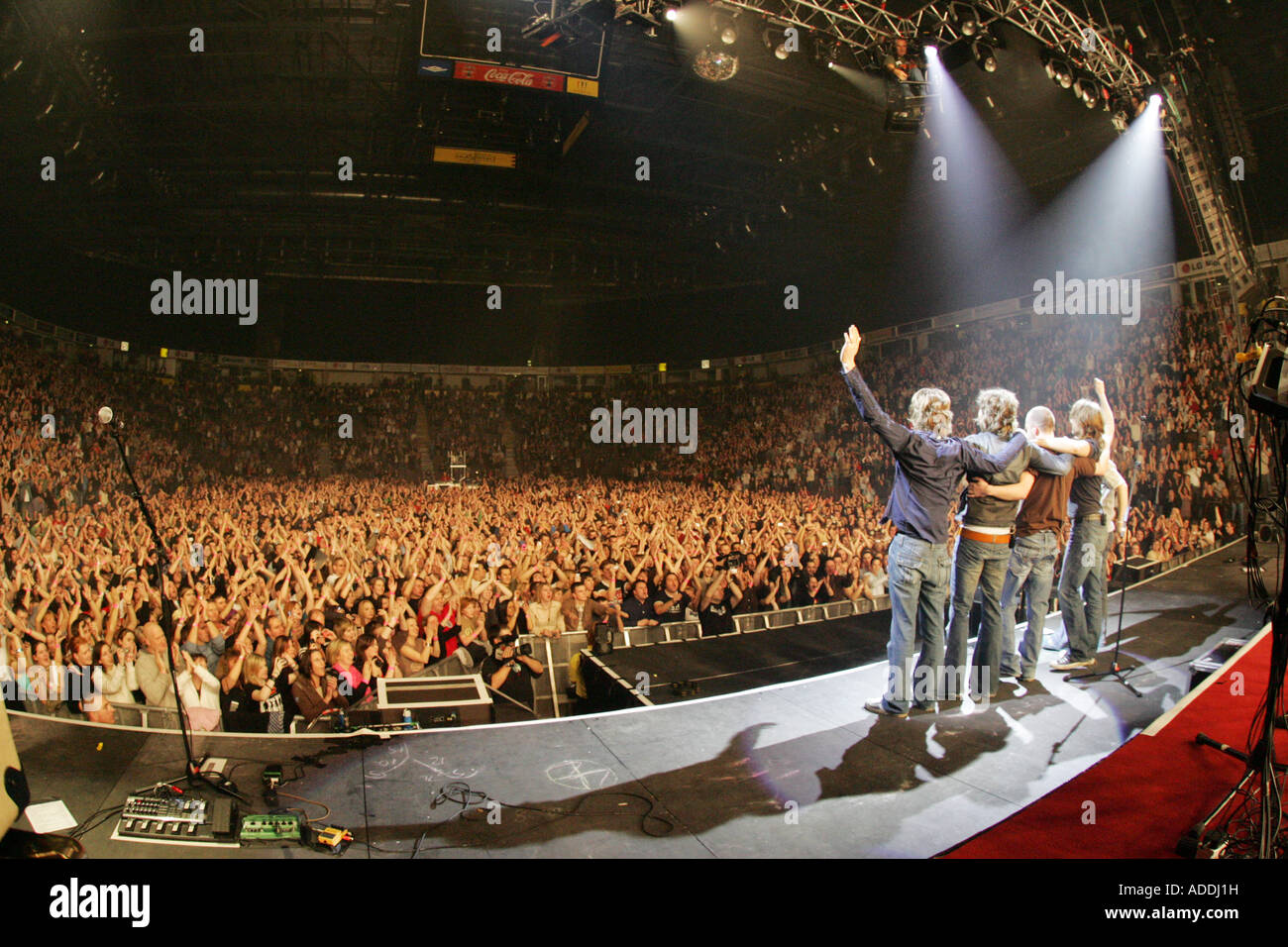 La band abbracciare tenendo un inchino al Manchester Evening News Arena Foto Stock