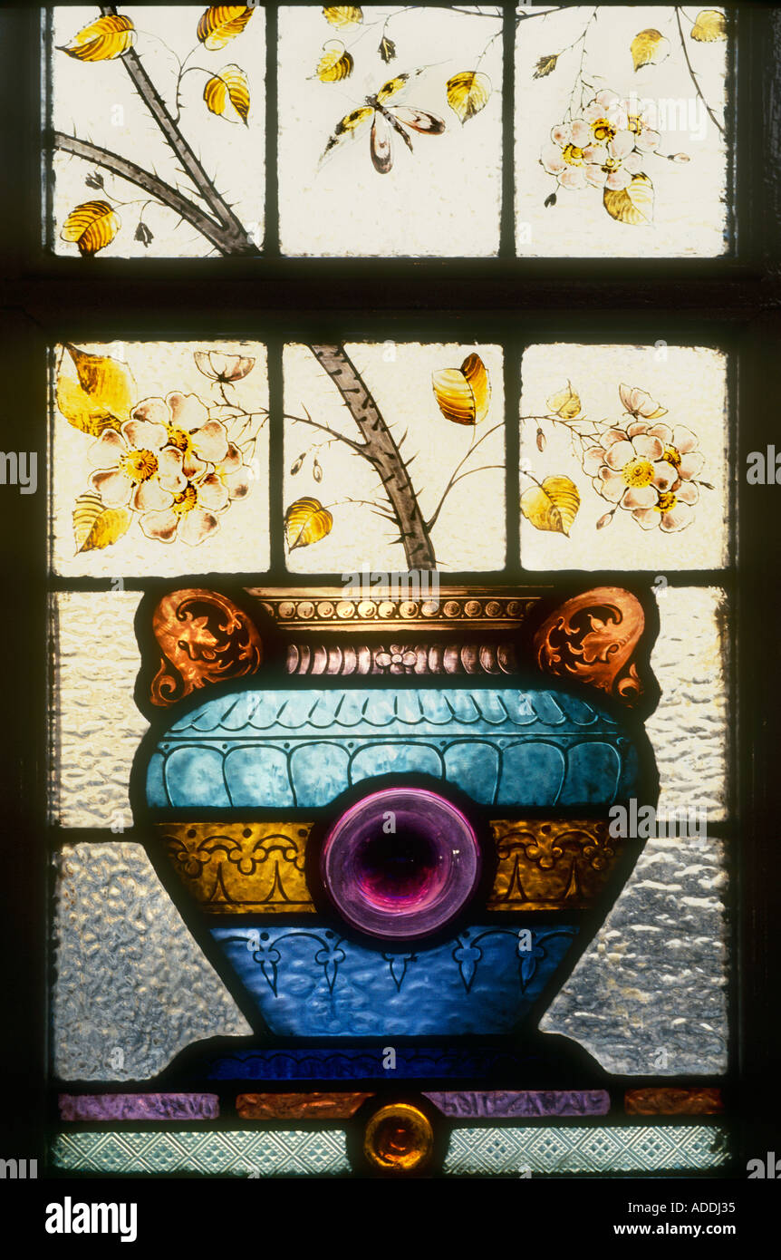 Decorativo in vetro colorato in stile Art Nouveau alloggiamento britannico London Foto Stock