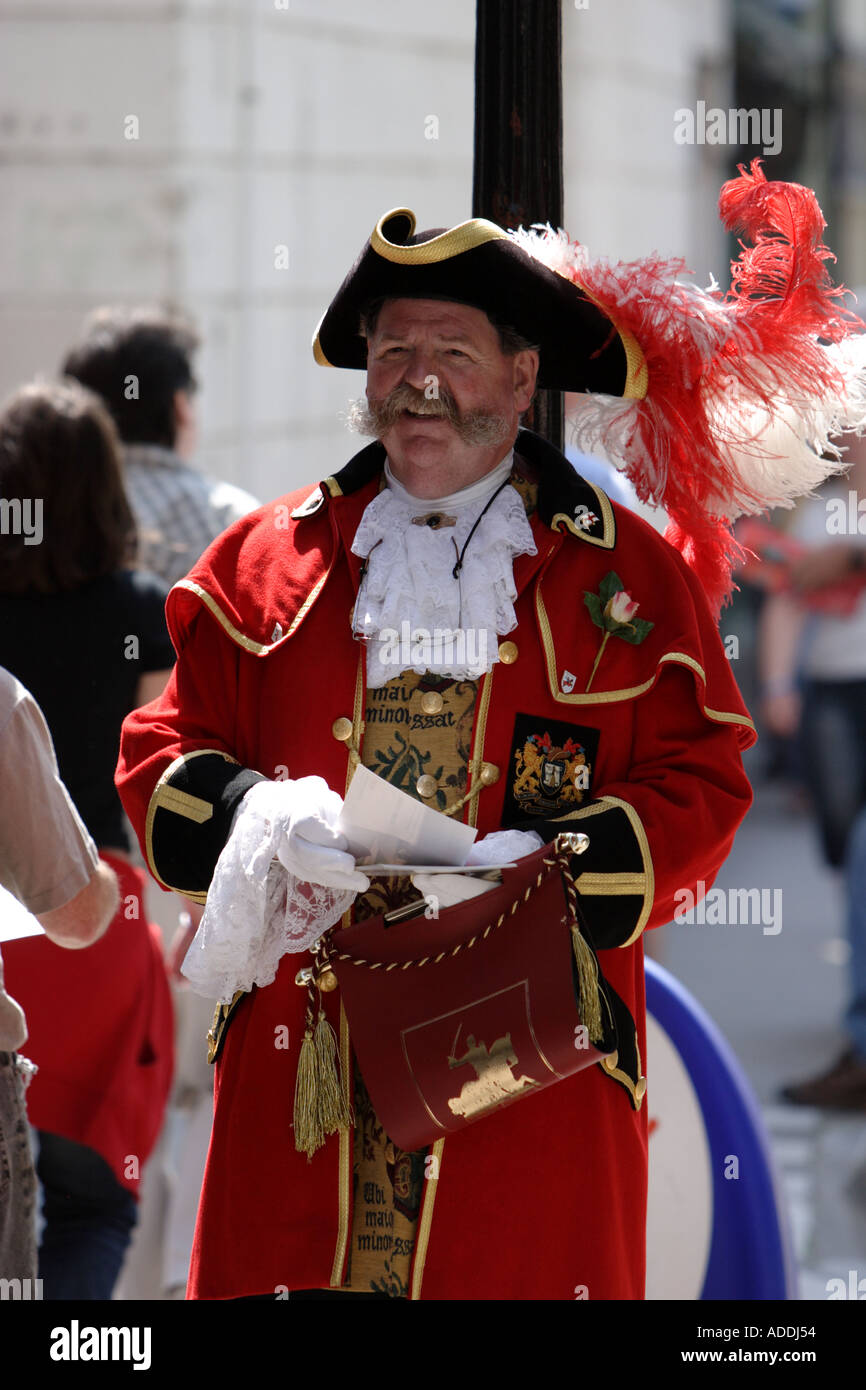 Town Crier a Devizes pubblicità un nuovo sviluppo di alloggiamento Foto Stock