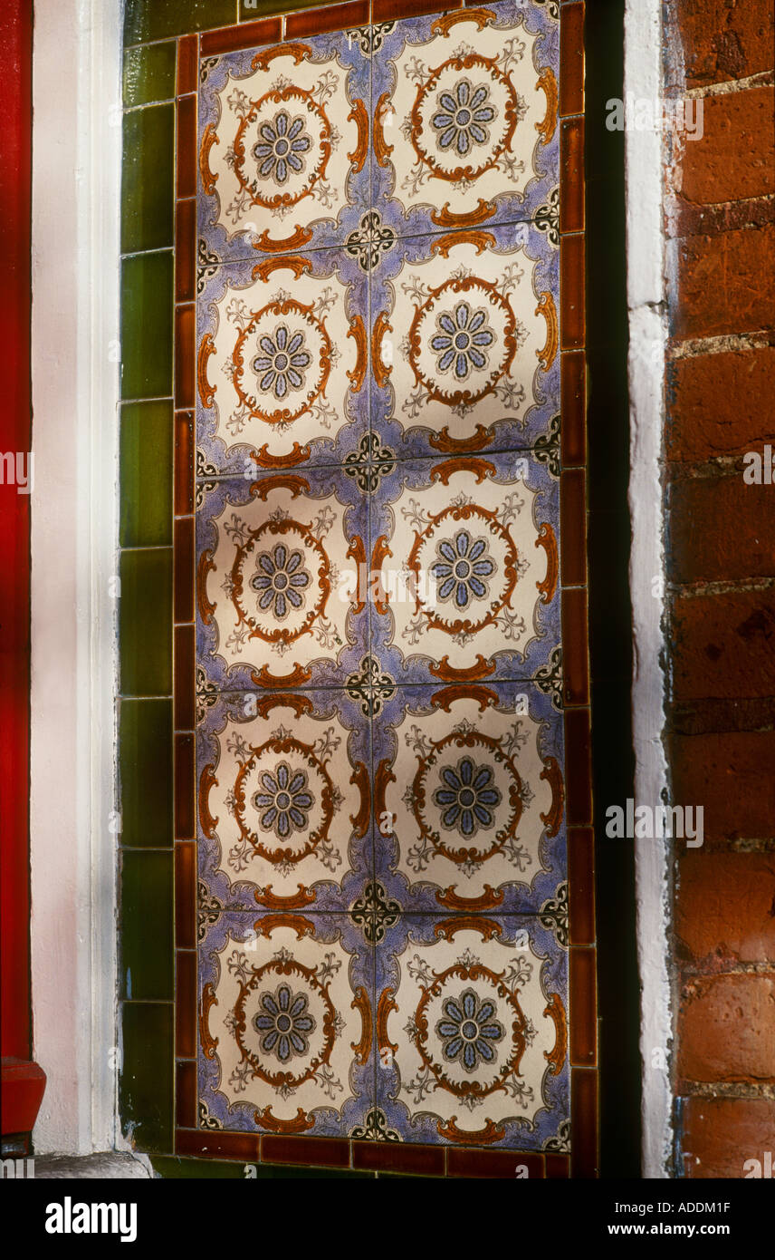 Vittoriano pannello piastrellato inserie nel portico anteriore Londra Foto Stock