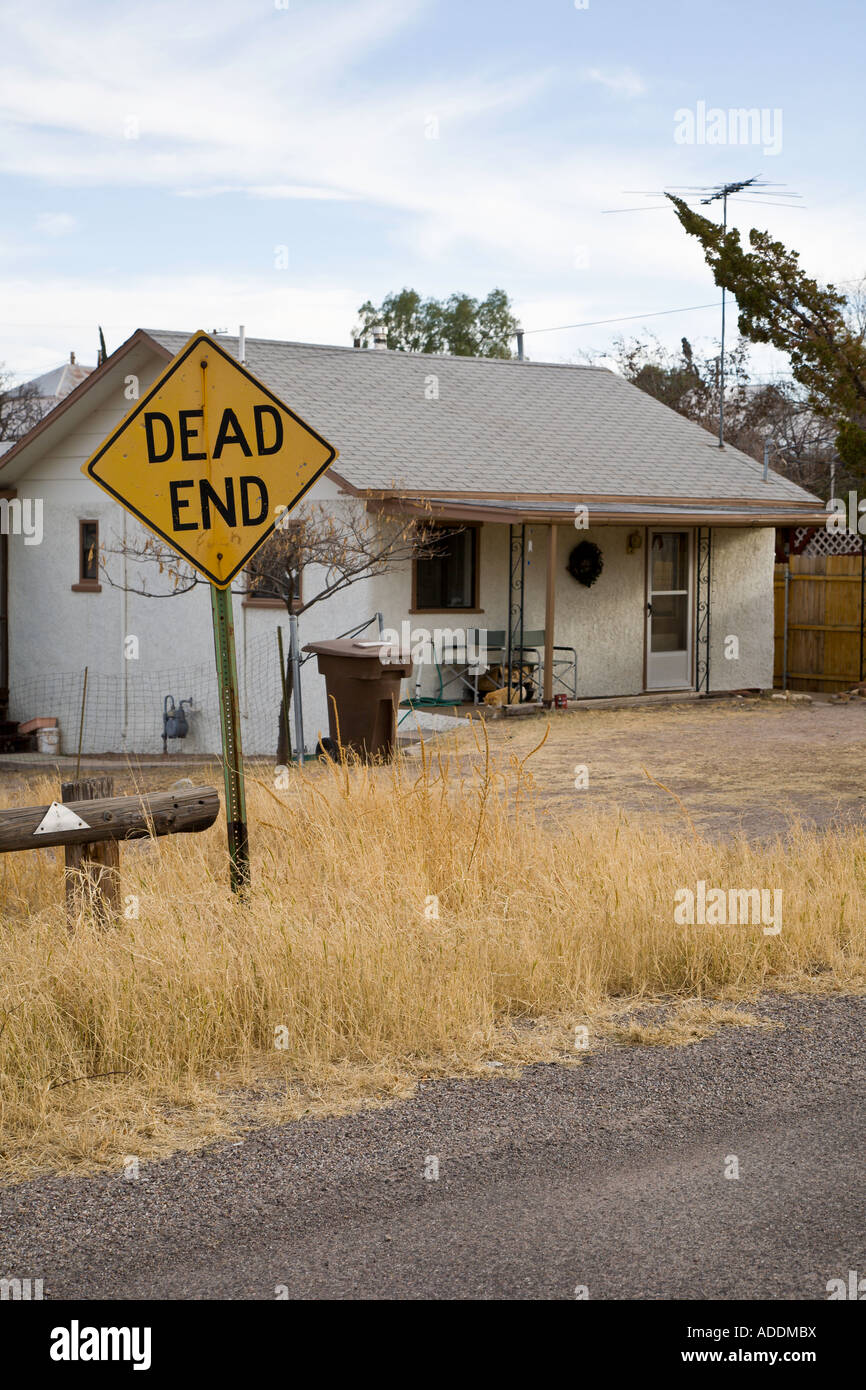 Dead End segno davanti di una decrepita casa in pietra tombale, Arizona, Stati Uniti d'America Foto Stock