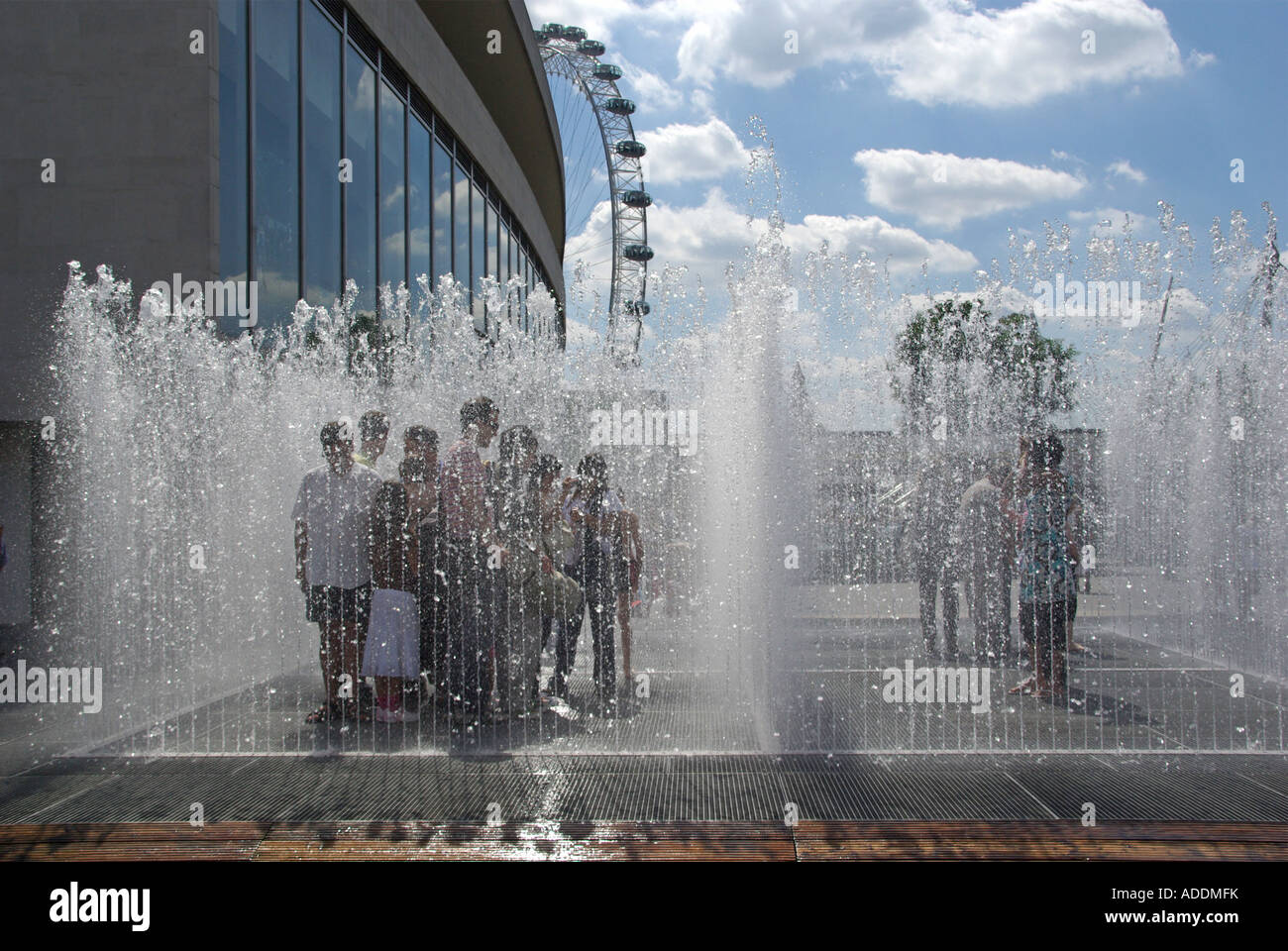 Londra Southbank che figurano camere caratteristica fontana per bambini in piedi & giocando a rimanere a secco o per raffreddare la South Bank Royal Festival Hall Regno Unito Foto Stock