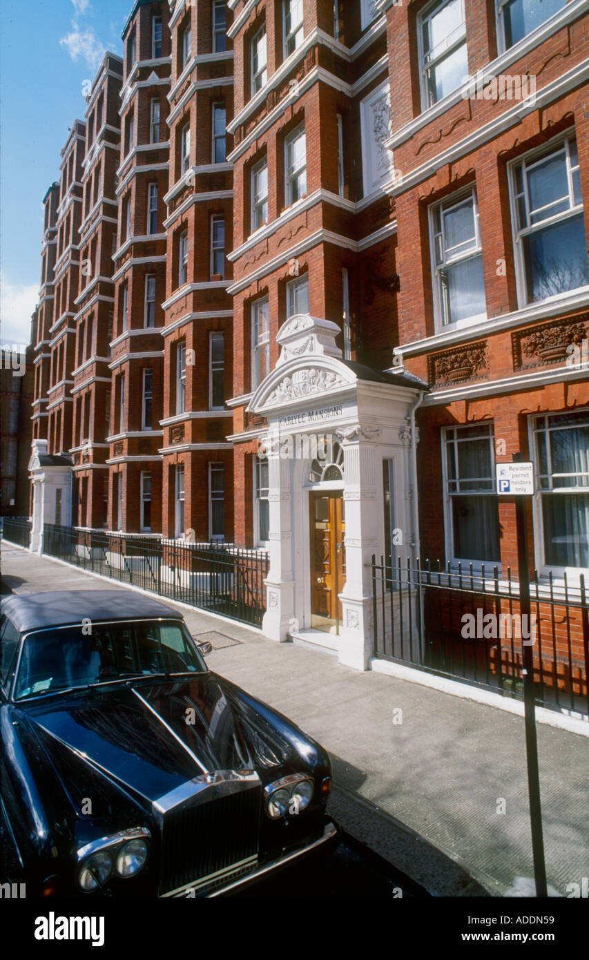 Edwardian Mansion blocco in Cheyne Walk Chelsea una smart indirizzo di Londra con il nero Rolls Royce parcheggiato di fronte Foto Stock