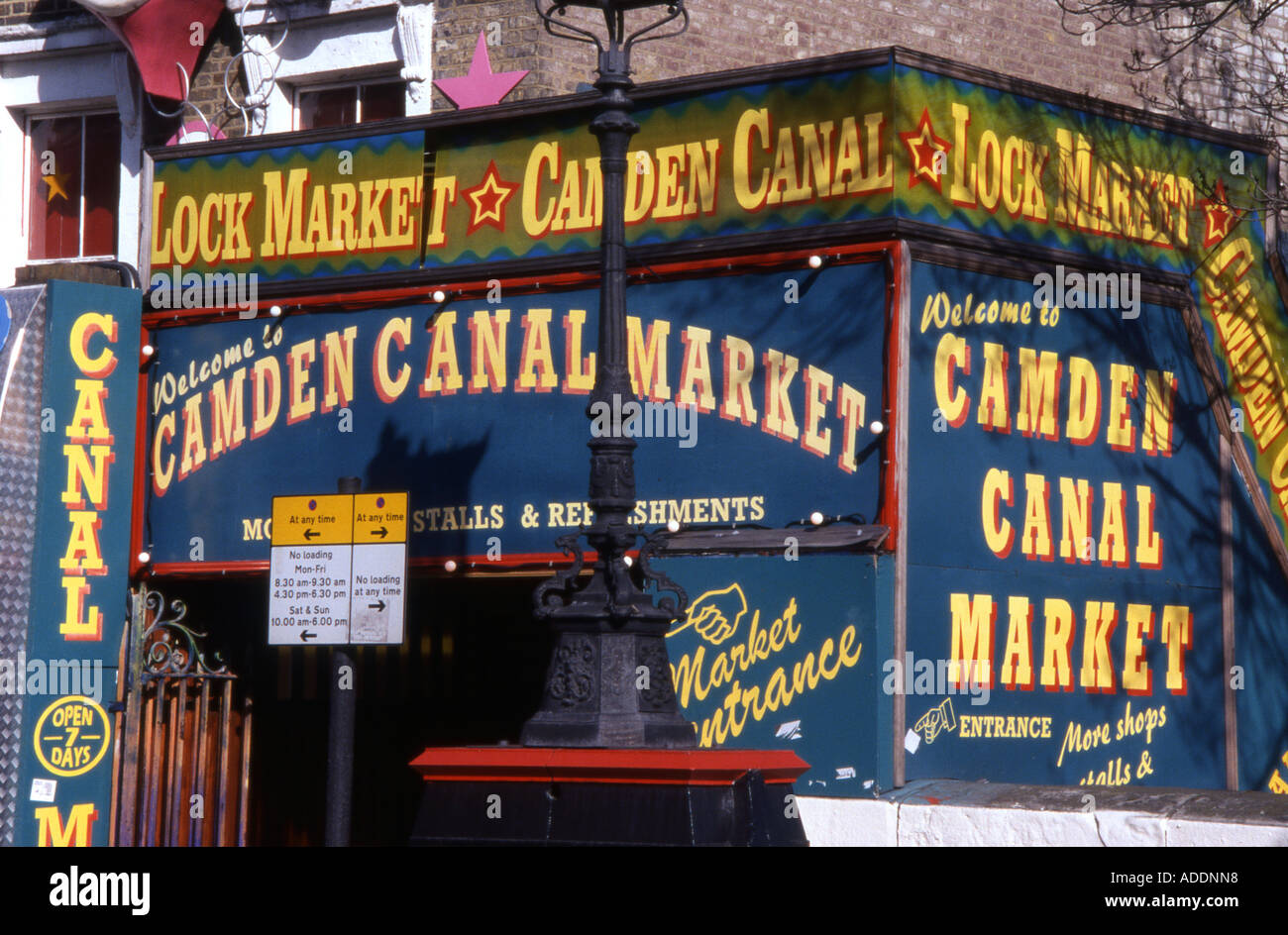 Vista della trafficata colorato vivace Camden Canal mercato di Camden Town Londra Inghilterra Regno Unito Europa Foto Stock