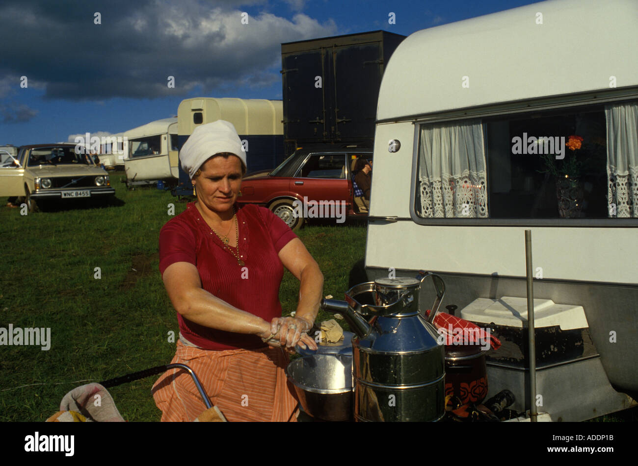 Una donna di carovana gitana che si lava le mani fuori. 1980s Appleby Gypsy Fair campeggio Westmorland Cumberland prende 80s, HOMER SYKES Foto Stock