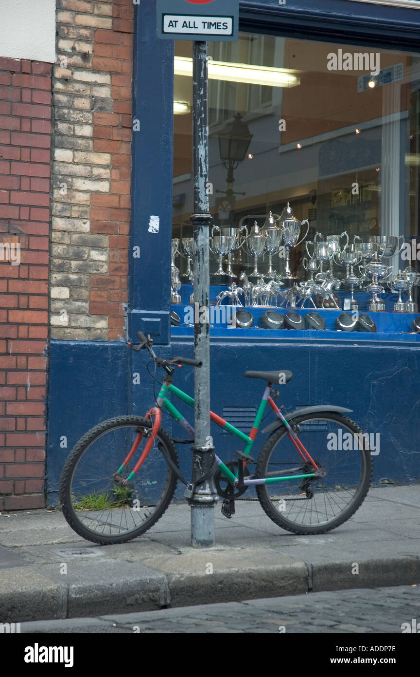 Una bicicletta parcheggiata fuori un trofeo shop nel quartiere alla moda di Dublino quartiere di Temple Bar Foto Stock