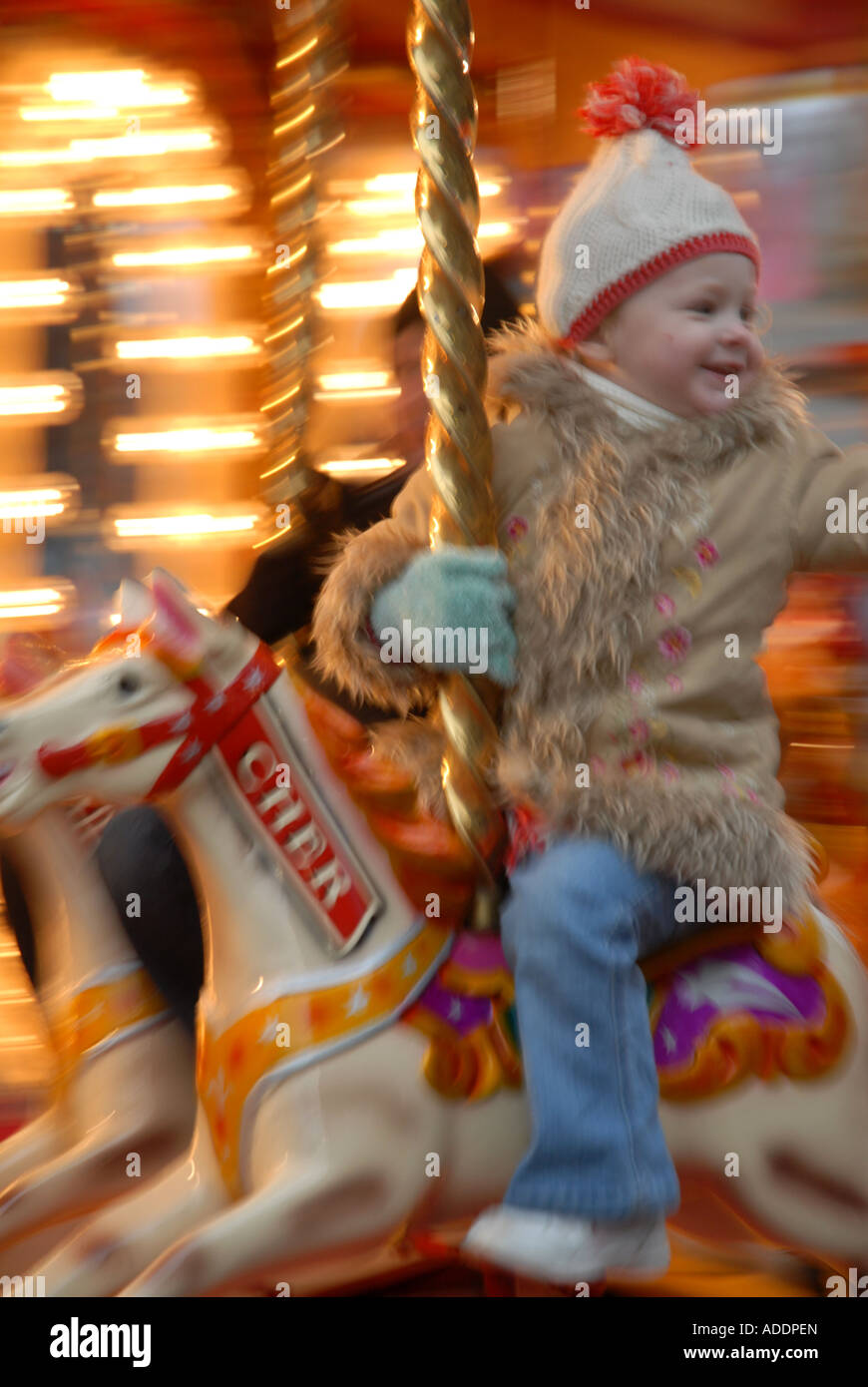 Little Boy sul giocattolo di Equitazione su una giostra, Luna Park, George Square, la vigilia di Natale. Glasgow.la Scozia. Dec Foto Stock