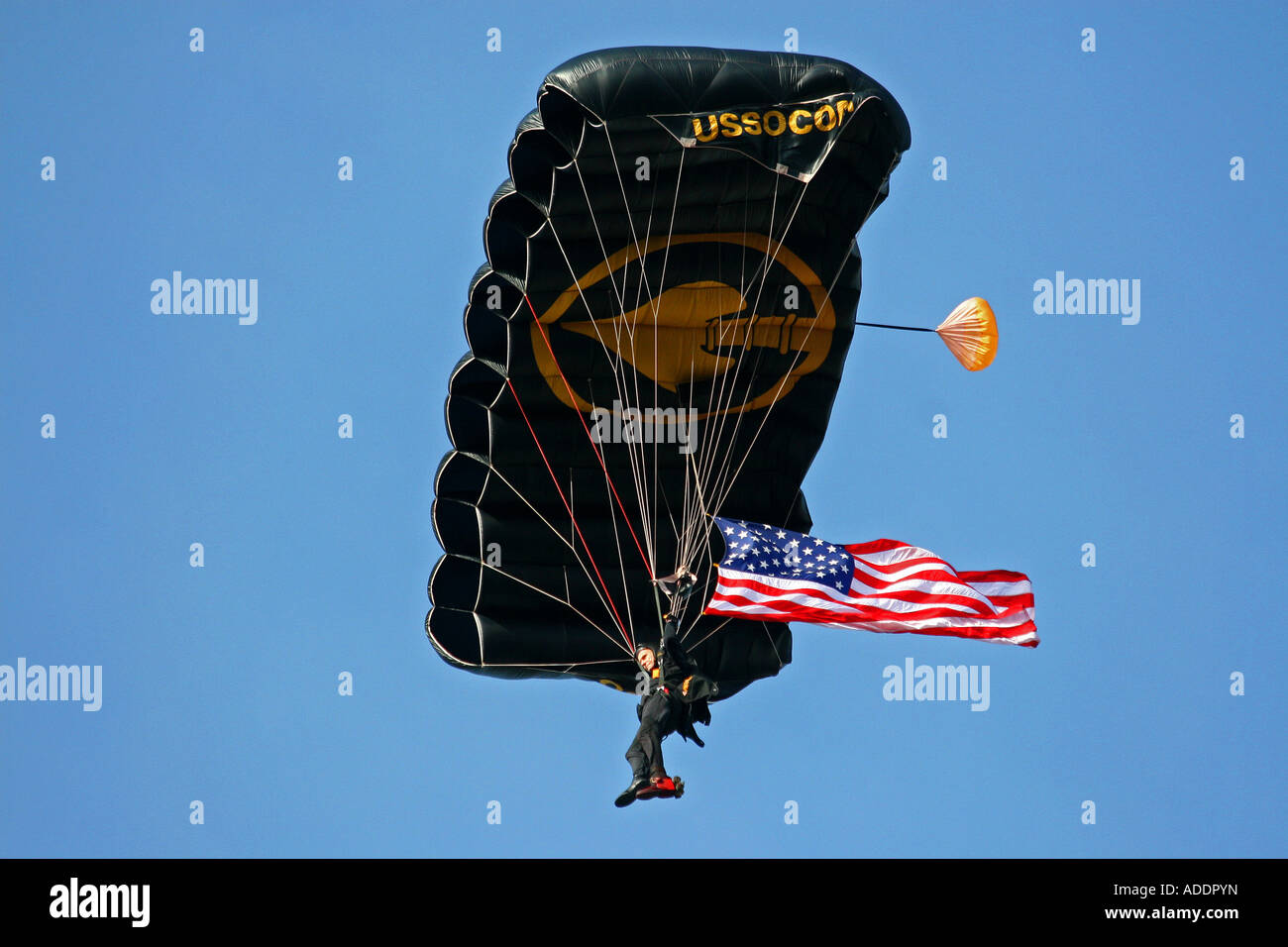Esercito degli Stati Uniti di socom parachutist con bandiera americana a macdill air fest a Tampa Florida usa Foto Stock