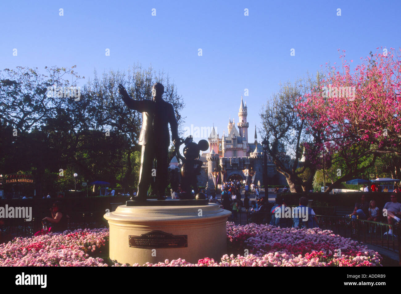 Walt Disney e Mickey Mouse Partner statua Disneyland Anaheim California USA Foto Stock