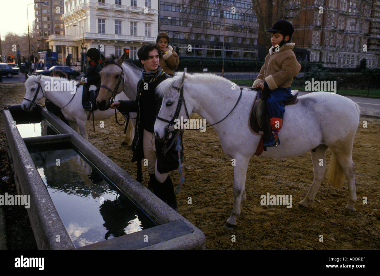 Rotten Row Hyde Park 1980s Londra. Bambini che prendono lezioni di equitazione a Hyde Park, portano i loro cavalli in una vasca d'acqua 1980 UK HOMER SYKES Foto Stock