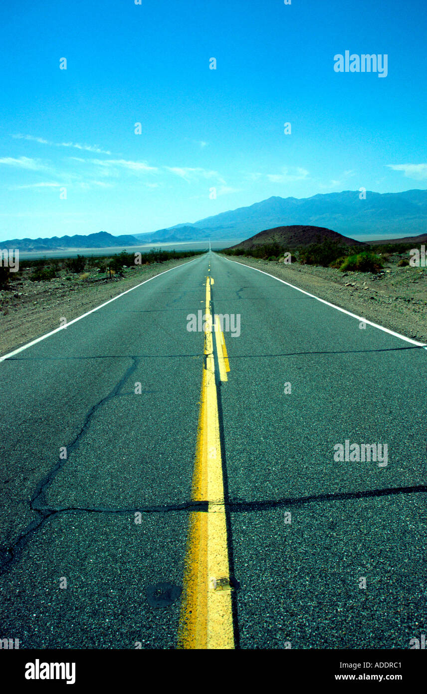 Contrassegno giallo dipinto sulla strada del deserto da Barstow a Death Valley California USA Foto Stock