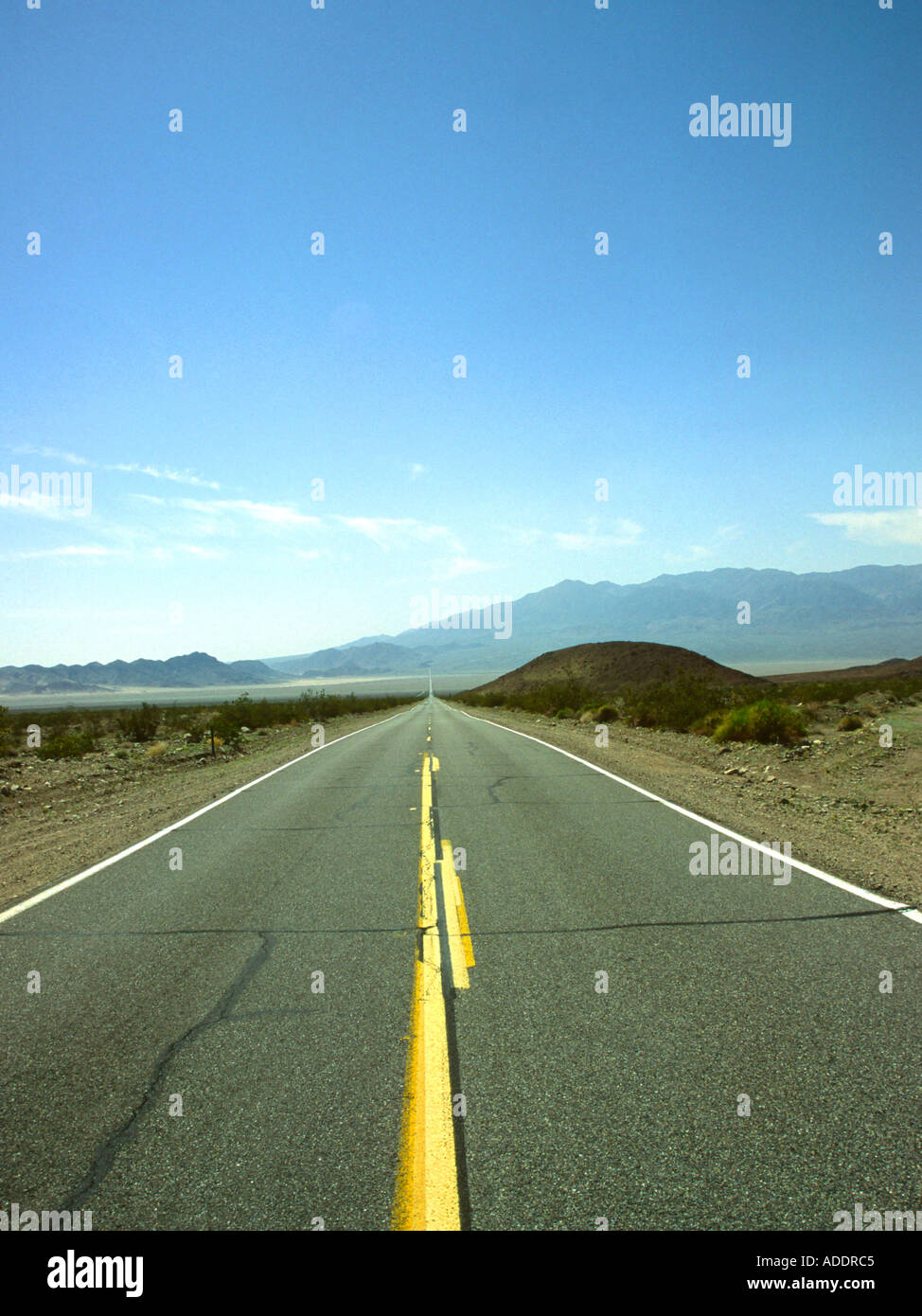 Contrassegno giallo dipinto sulla strada del deserto da Barstow a Death Valley California USA Foto Stock