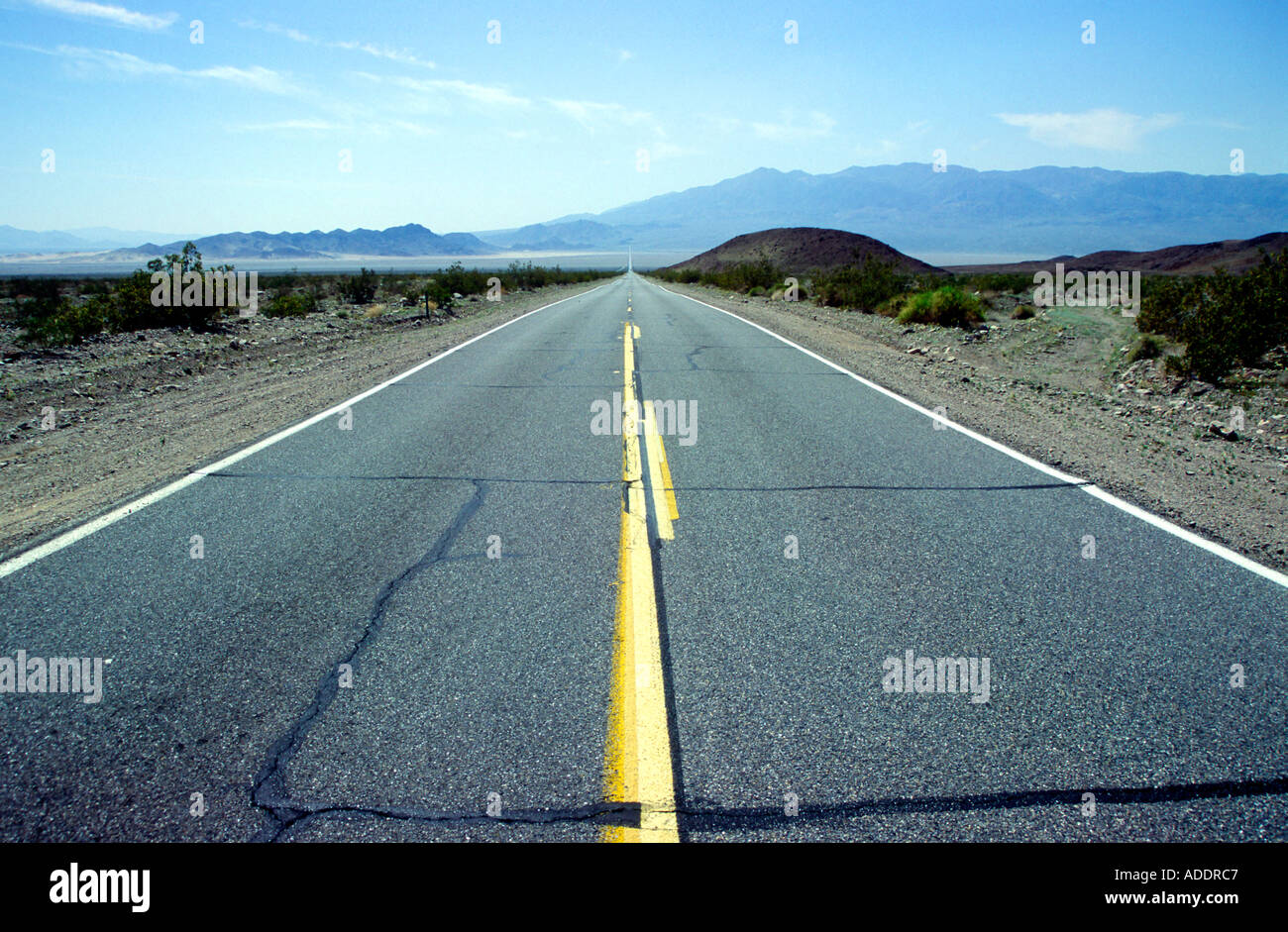 Contrassegno giallo dipinto sulla strada del deserto da Barstow a Death Valley California USA Foto Stock