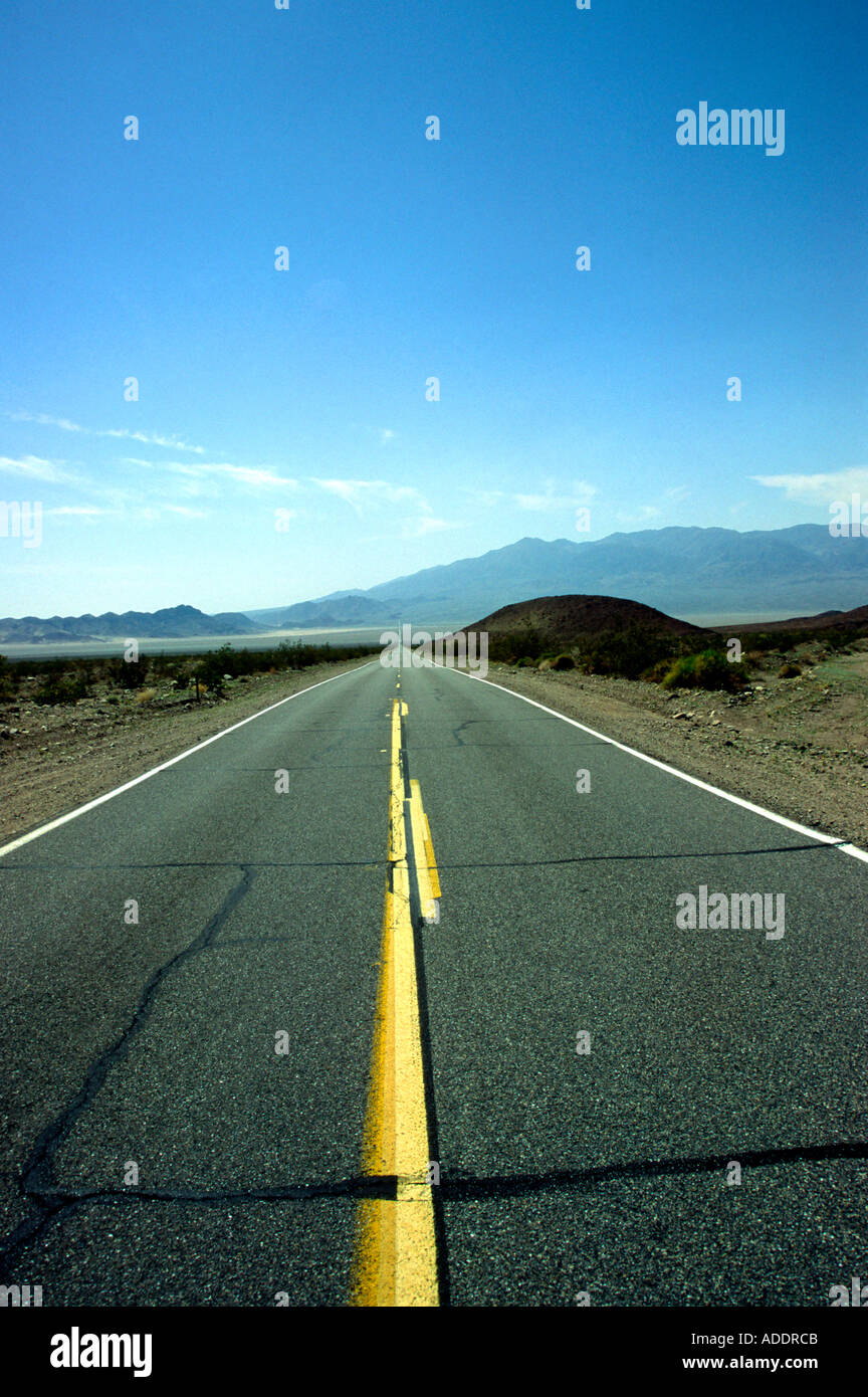 Contrassegno giallo dipinto sulla strada del deserto da Barstow a Death Valley California USA Foto Stock