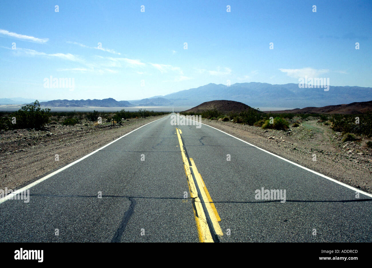 Contrassegno giallo dipinto sulla strada del deserto da Barstow a Death Valley California USA Foto Stock