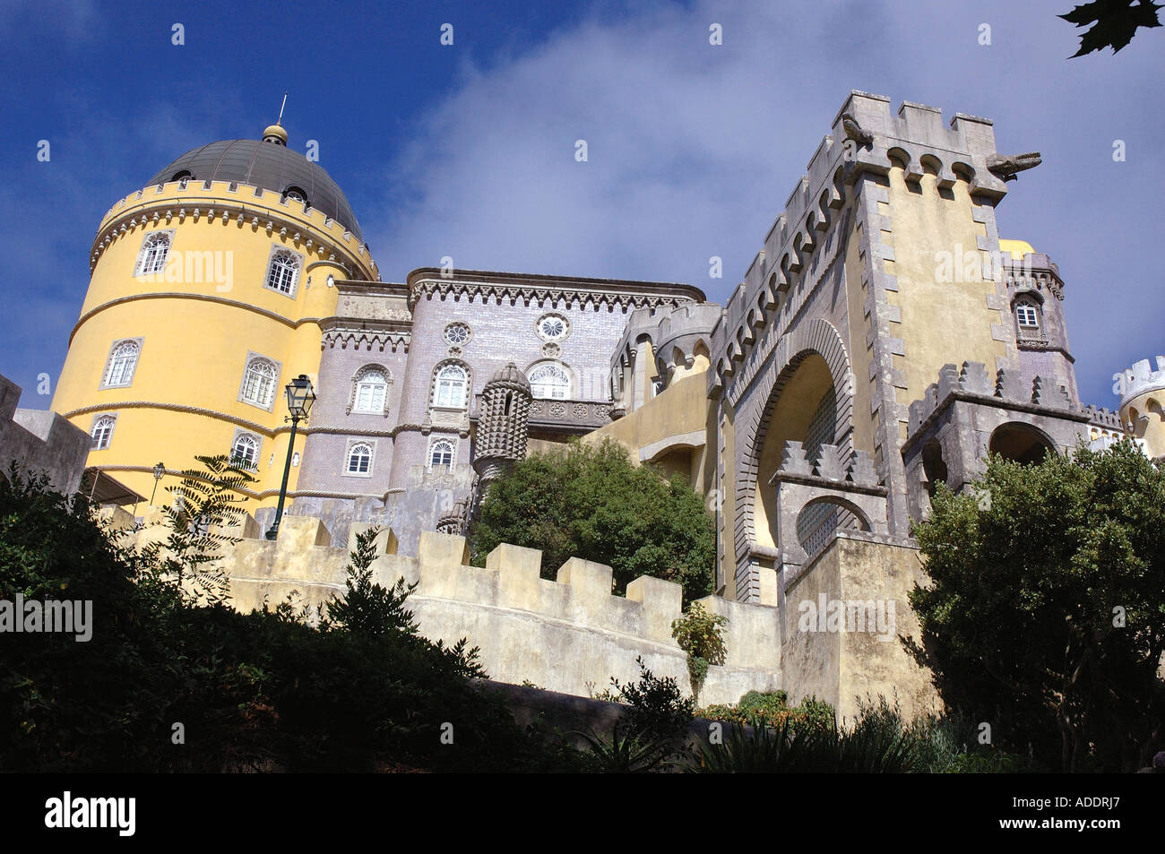 Vista la colorata fairy Palacio medievale pena Palace Sintra costa di Lisbona Lisboa Portogallo Europa Iberia Foto Stock