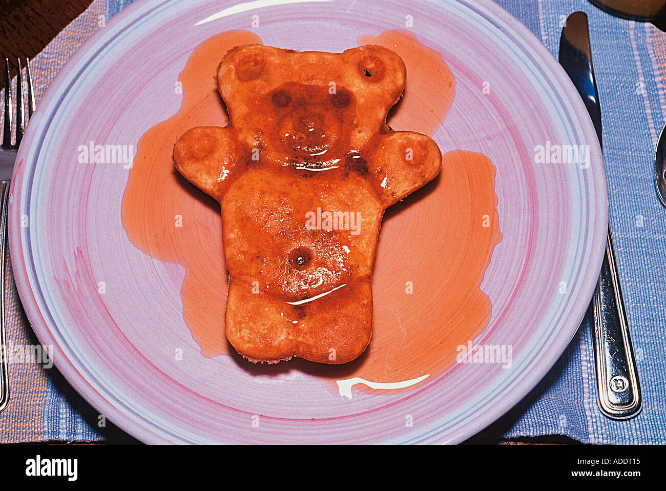 Gericht fuer Kinder, Pfannkuchen mit Ahornsirup Foto Stock