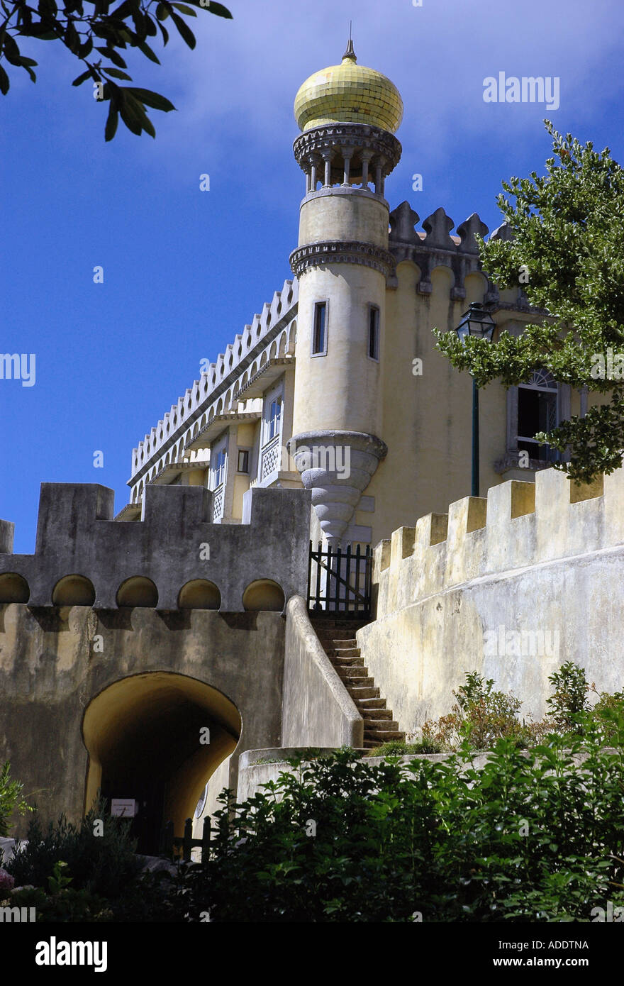 Vista la colorata fairy Palacio medievale pena Palace Sintra costa di Lisbona Lisboa Portogallo Europa Iberia Foto Stock