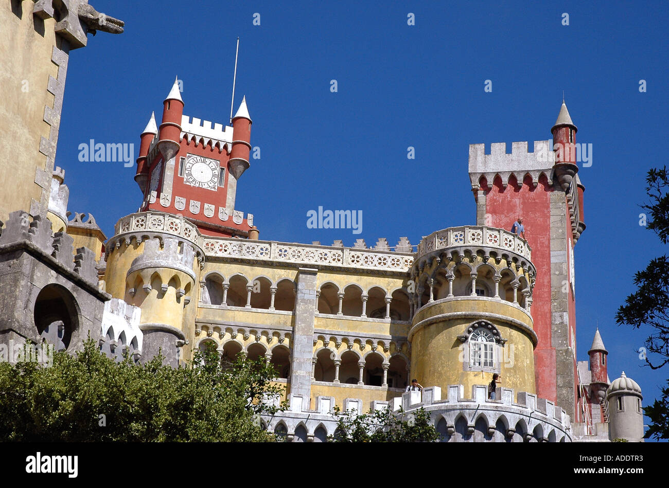 Vista la colorata fairy Palacio medievale pena Palace Sintra costa di Lisbona Lisboa Portogallo Europa Iberia Foto Stock