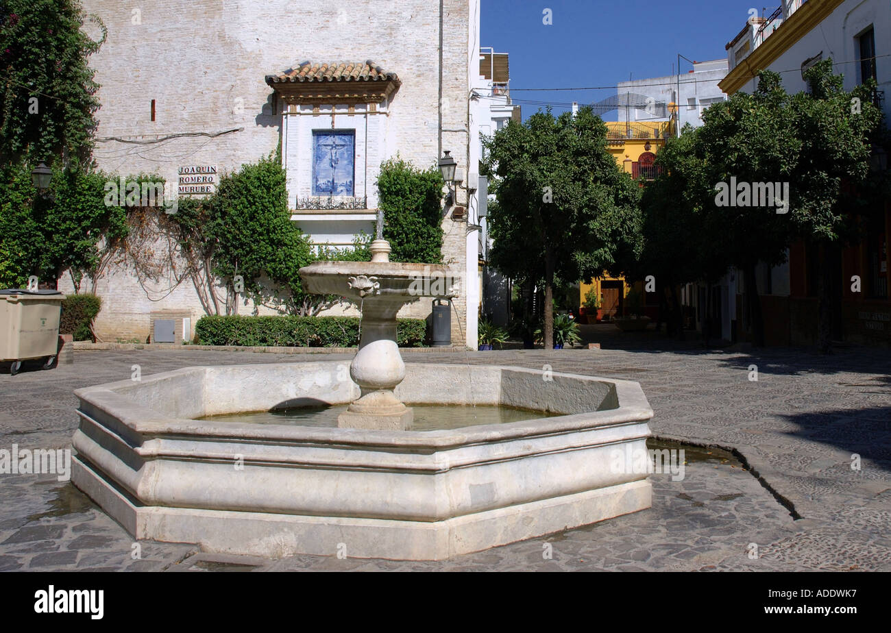 Vista di Siviglia gli edifici colorati & fontana Siviglia Andalusia Andalucía España Spagna Iberia Europa Foto Stock