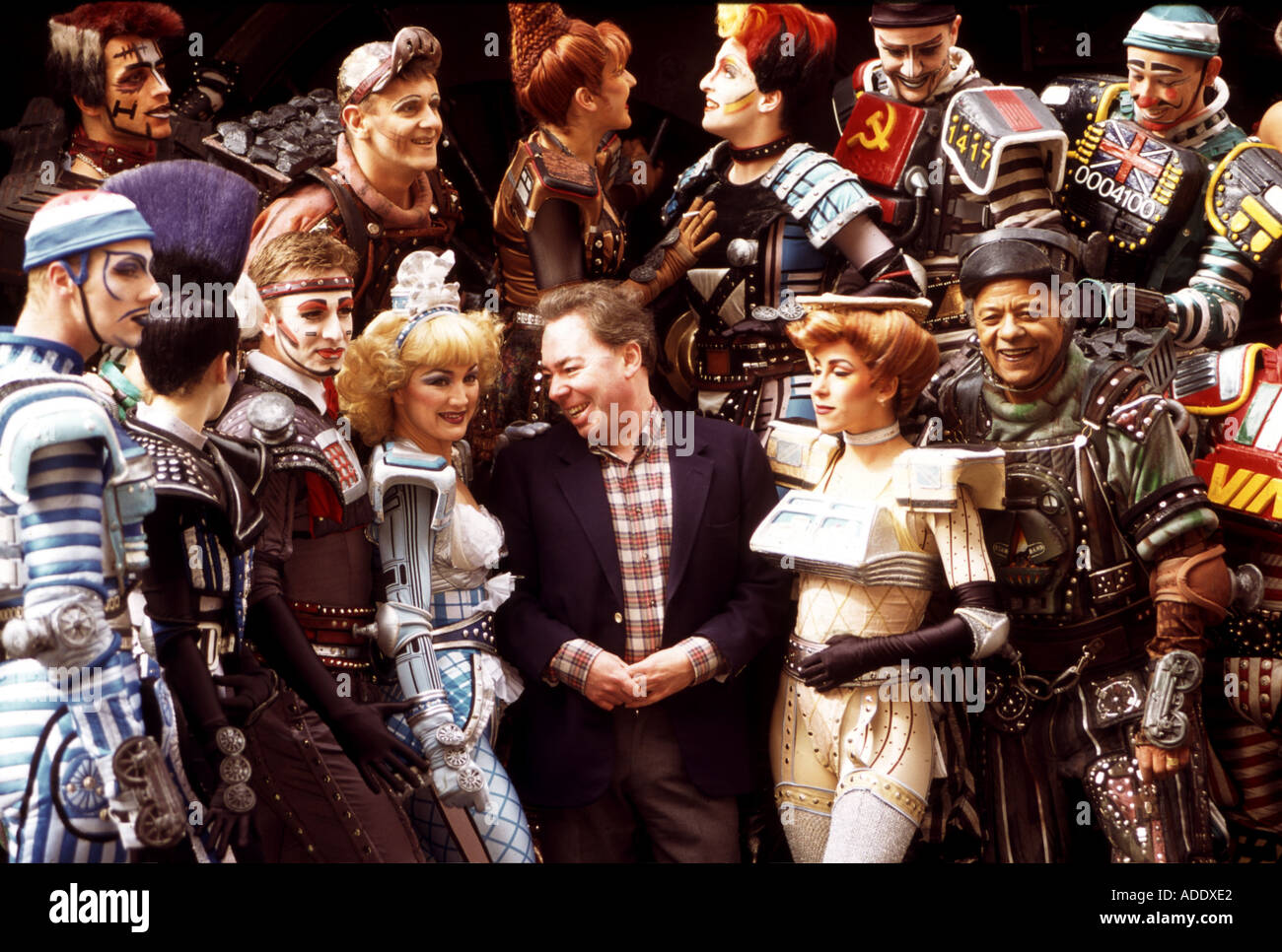 ANDREW Lloyd Webber con il cast del suo musical Starlight Express a Londra Foto Stock