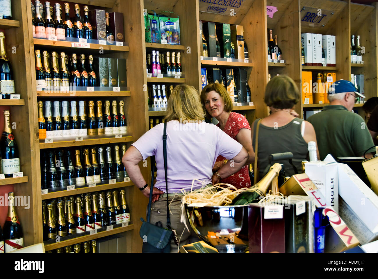 Reims Francia, turisti di gruppo Shopping in Champagne francese 'Wine Store' scaffale vino Foto Stock