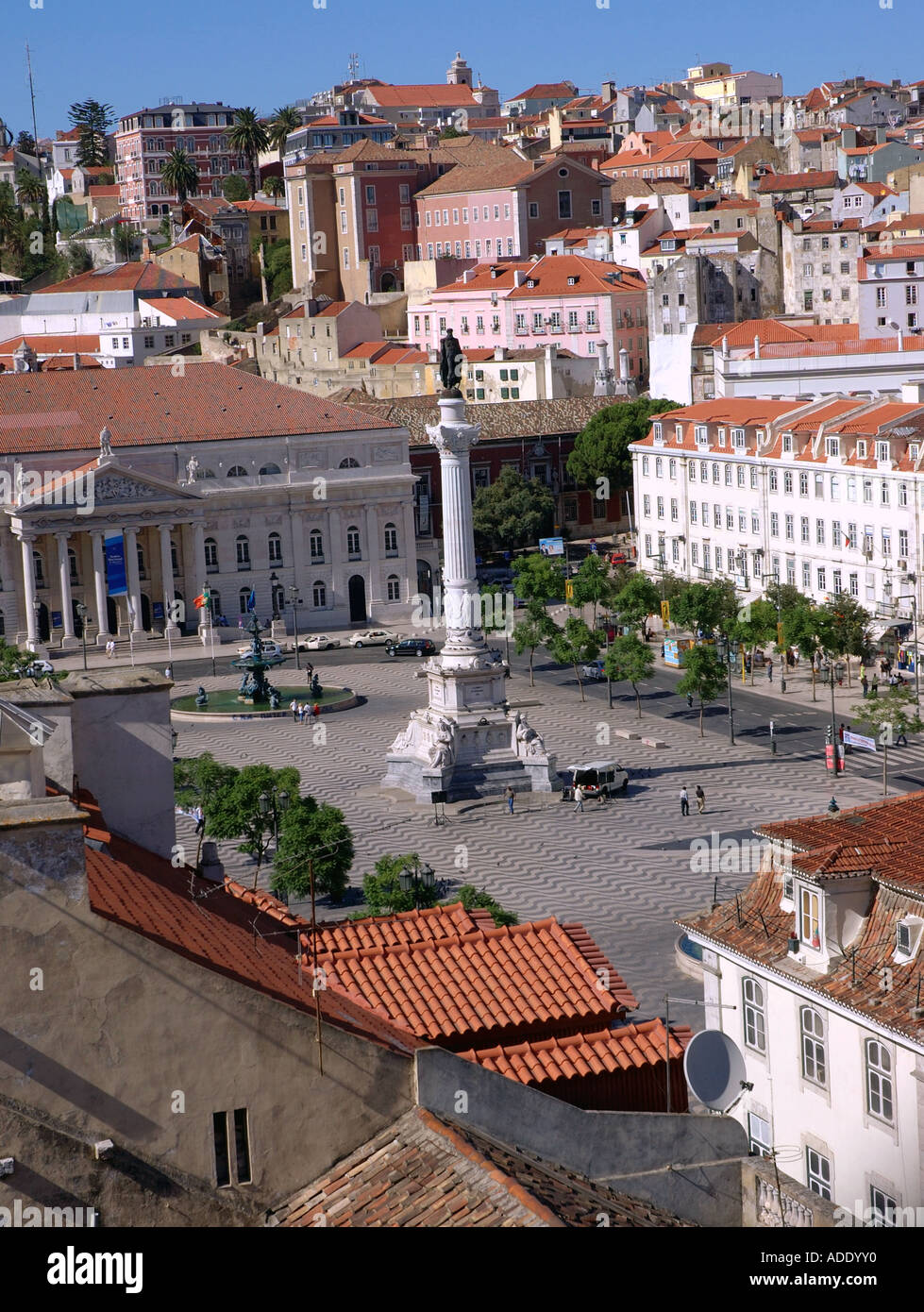 Vista della piazza Rossio dall'Elevador de Santa Justa. Maria II Teatro re Pietro IV statua Lisbona Lisboa Portogallo Europa Iberia Foto Stock