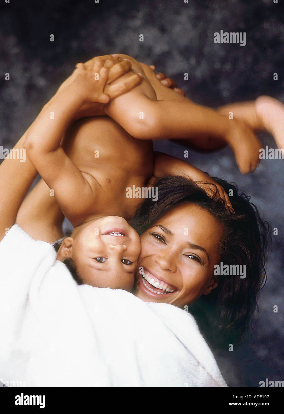 Afro American donna flipping baby capovolto Foto Stock
