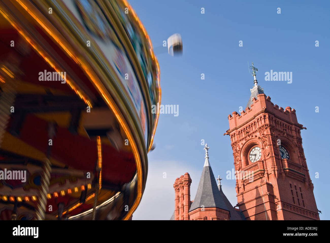L'Edificio Pierhead presso la Baia di Cardiff, Galles del Sud con una giostra in movimento in primo piano Foto Stock