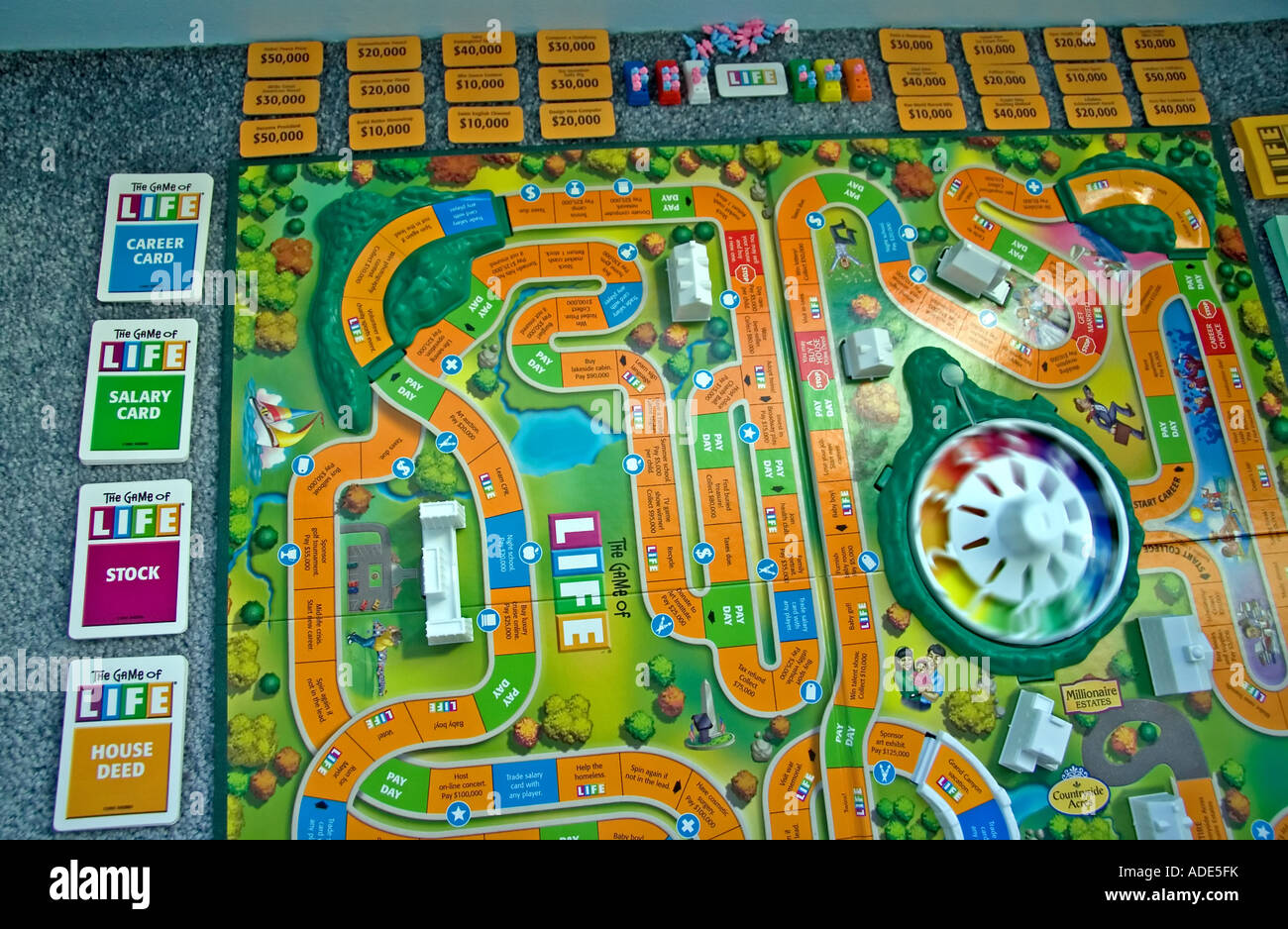 " Il Gioco della Vita" da Milton Bradley. La gameboard & tutti i suoi pezzi sparsi. Foto Stock