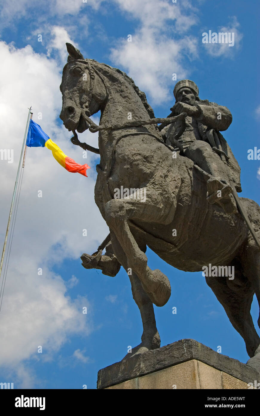 Targu Mures, Transilvania, Romania. Piata Trandafirilor (quadrato) Statua di Avram Iancu e bandiera rumena Foto Stock