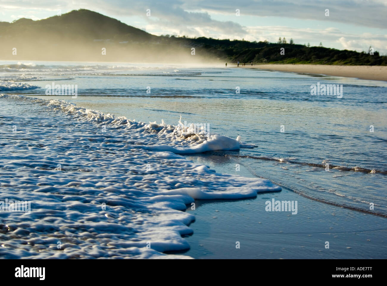 Le onde sono dolcemente in arrivo sulla spiaggia sabbiosa tropicale Foto Stock