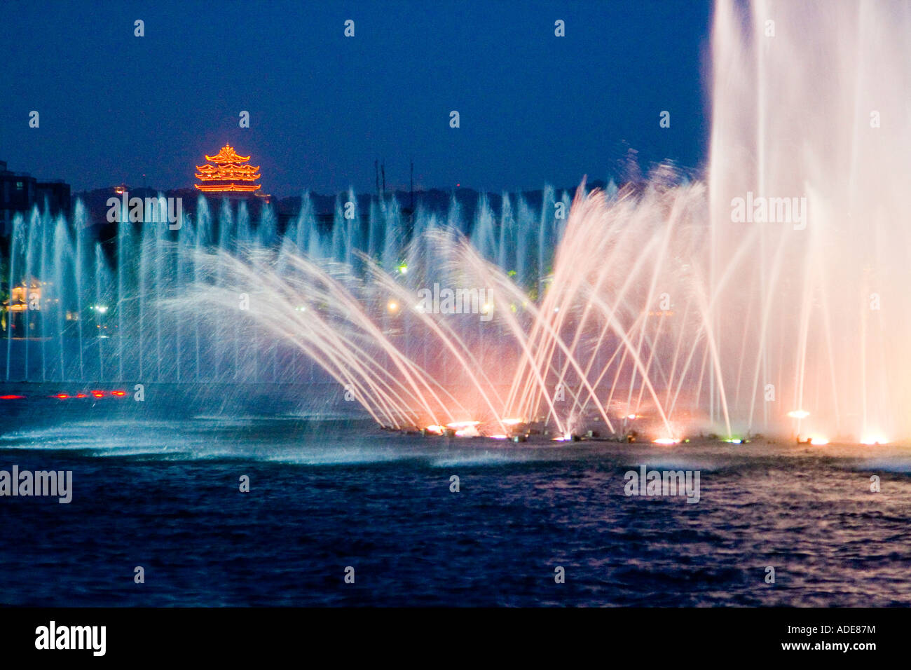 Fontana di acqua Light Show Xi Hu o West Lake Hangzhou Cina Foto Stock