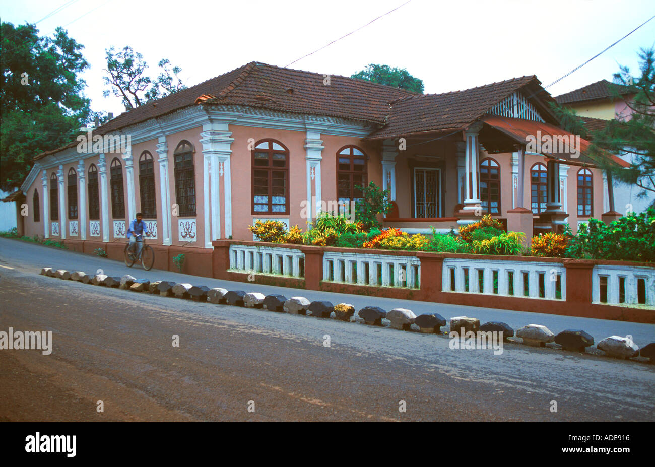 Goa elegante cittadina residenziale casa tipica di coloniale portoghese architettura domestica. Salcete Margao Goa in India Foto Stock