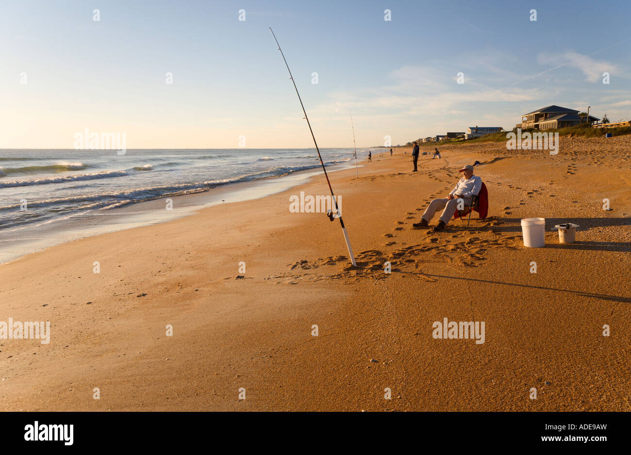 Senior Citizen pesca su shell beach vicino a Sant'Agostino, Florida, Stati Uniti d'America Foto Stock