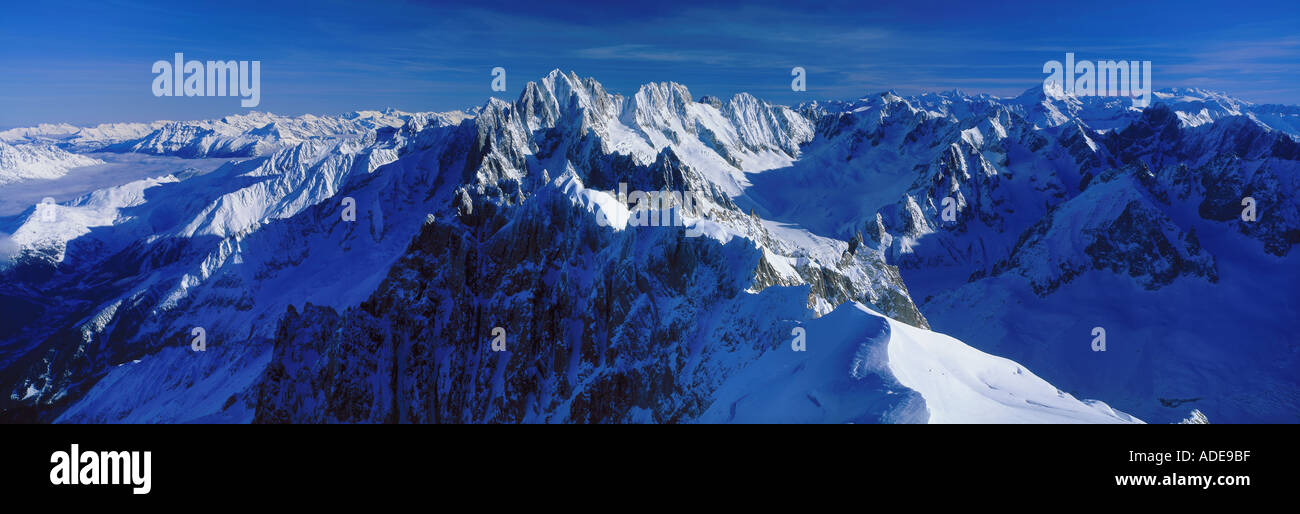 L'Aiguille verte sulle Alpi dall'Aiguille du Midi Mt Blanc nr Chamonix Savoie Francia Foto Stock