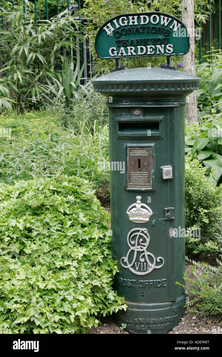 Green box pilastro all'ingresso Highdown giardini, Worthing, West Sussex Foto Stock