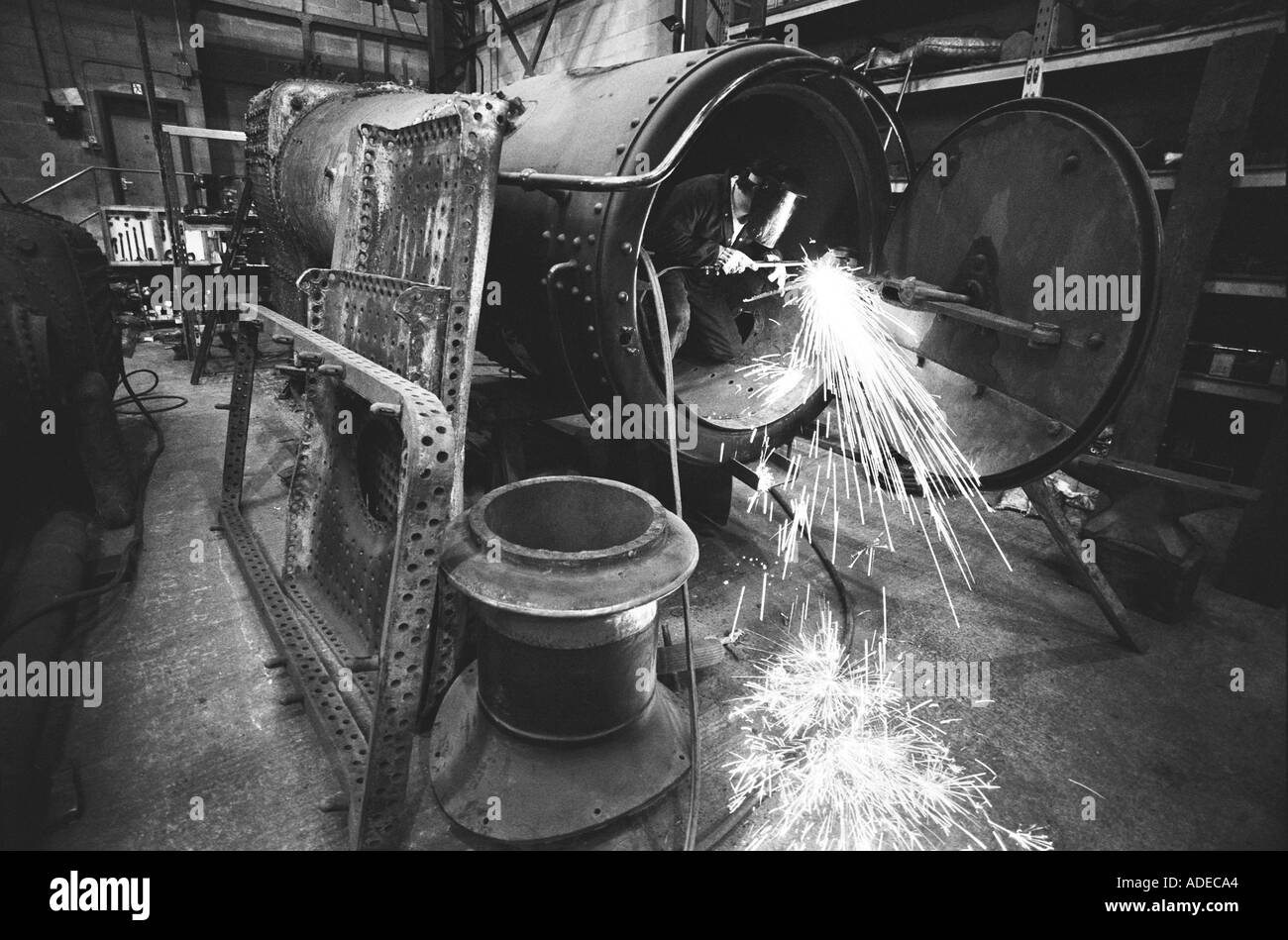 Un saldatore di opere su un motore a vapore in Severn Valley Railway a Bridgnorth Shropshire UK Luglio 2000 Foto Stock