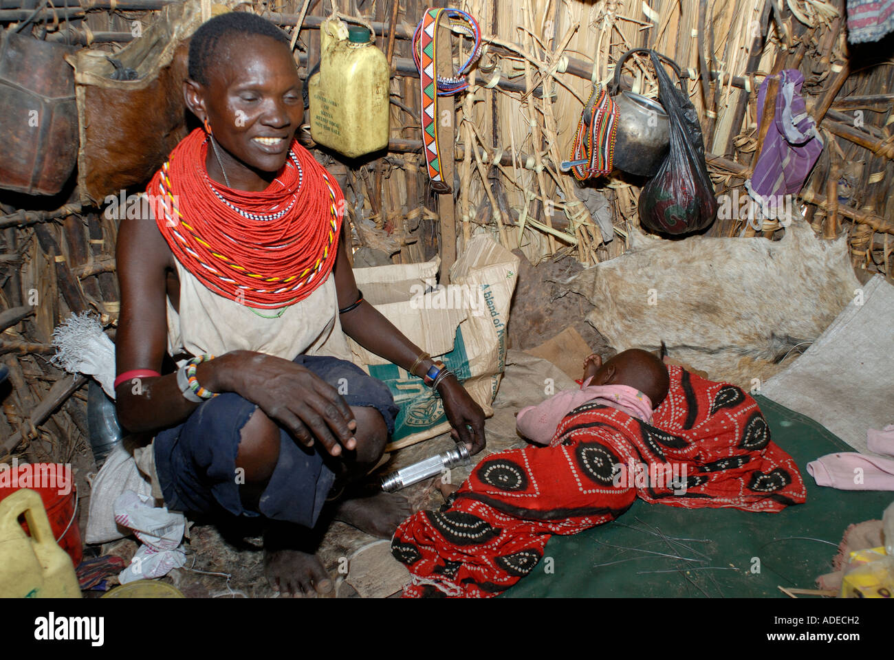 El Molo Donna con bambino dentro casa sua El Molo Baia sulla riva del lago Turkana nel nord del Kenya Foto Stock