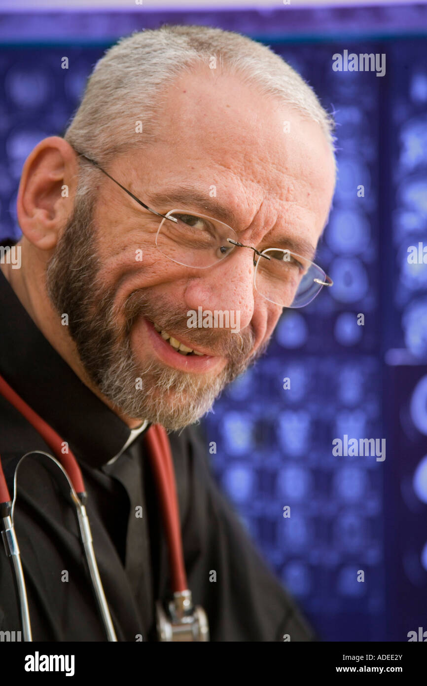 La religione e la sanità. Ritratto di un sacerdote in medicina. Foto Stock