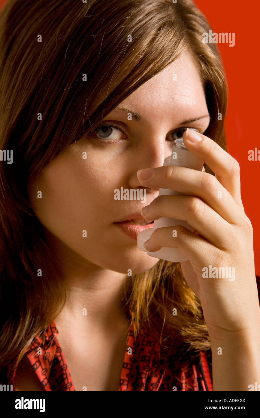 Donna con asma o la malattia polmonare ostruttiva cronica (COPD). Foto Stock