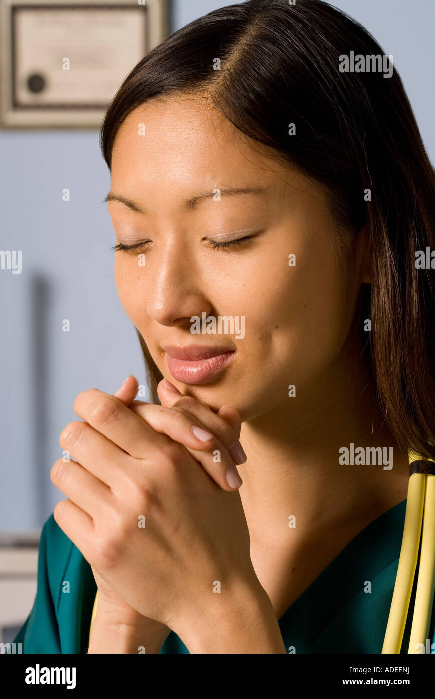 Medical nurse pregando. Foto Stock
