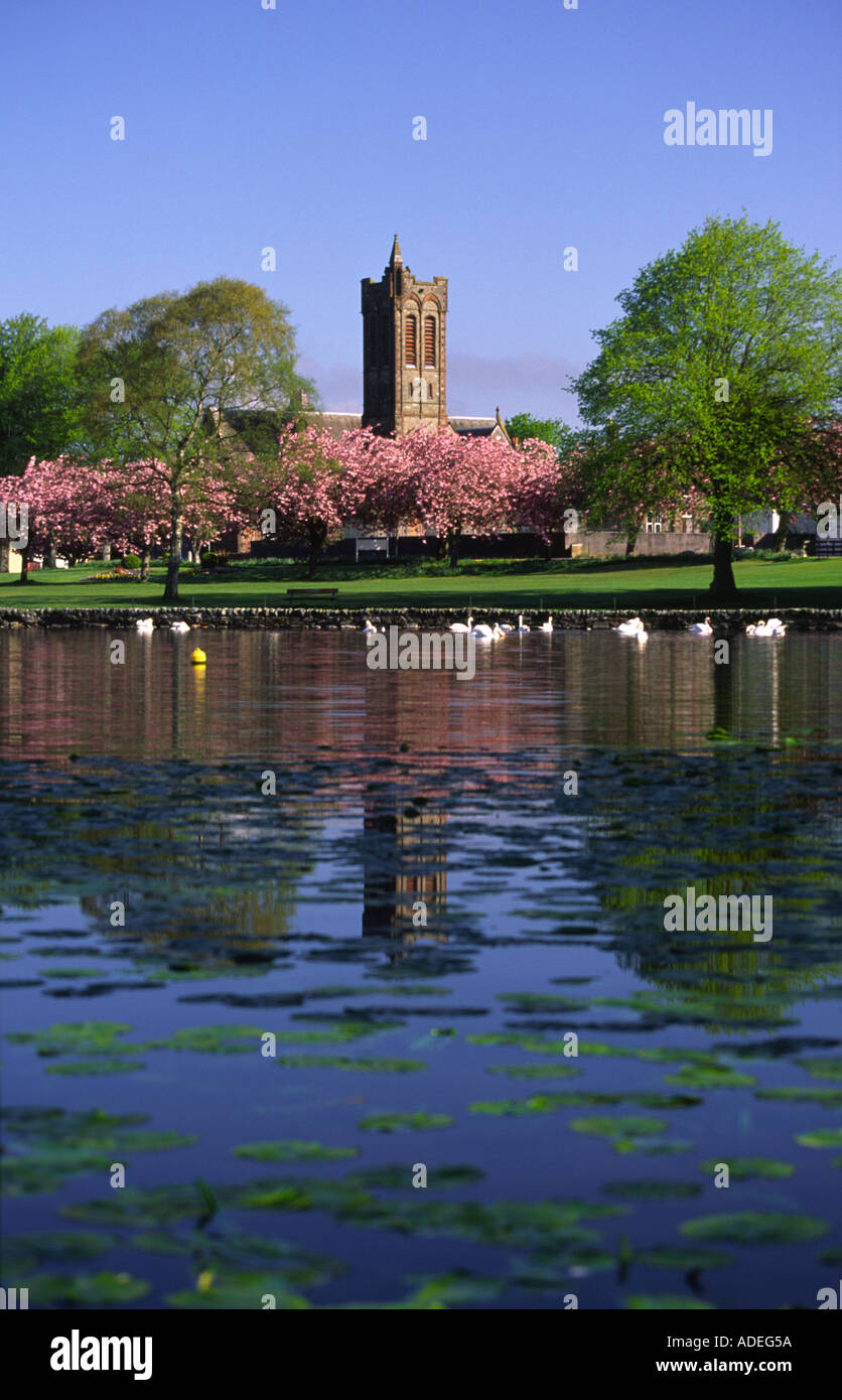 Castle Douglas Lochside Theatre riflette in Carlingwark Loch Foto Stock