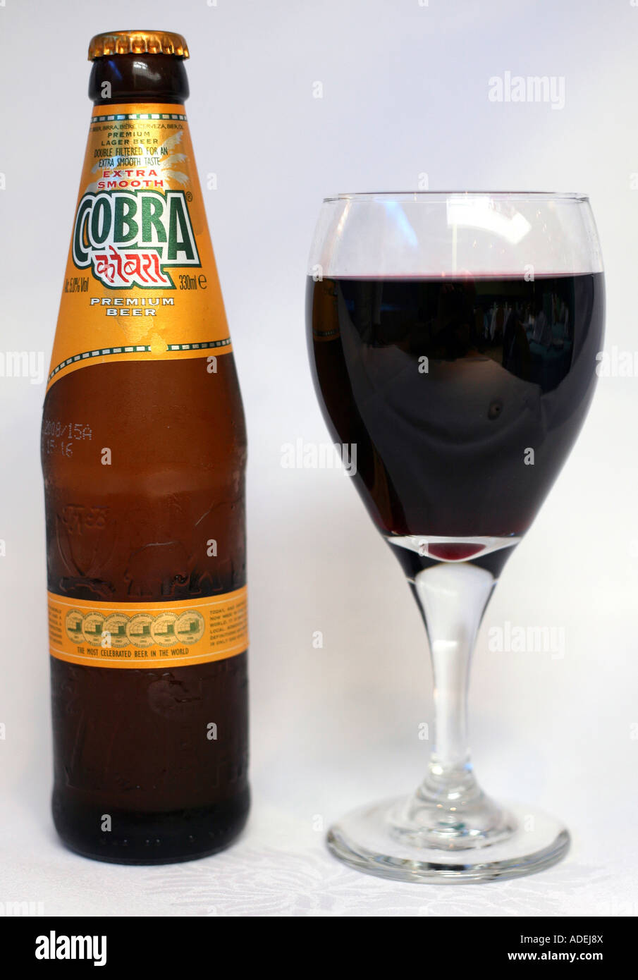 Bottiglia di Cobra birra indiana un bicchiere di vino rosso Foto Stock