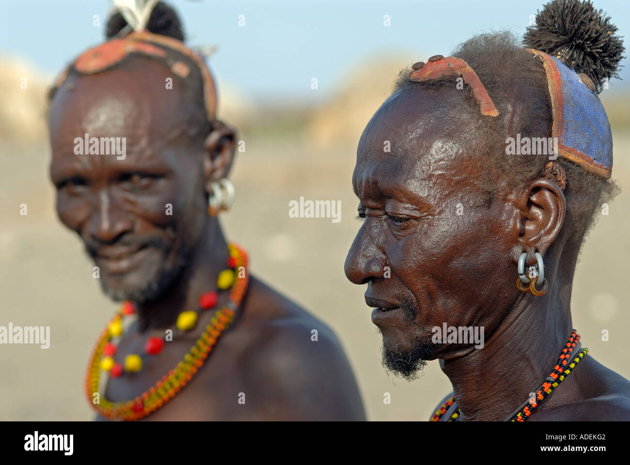 Turkana uomini medicina indossando clay pettinatura e genuina ornamenti tribali Kula Samaki Kenya Settentrionale Foto Stock