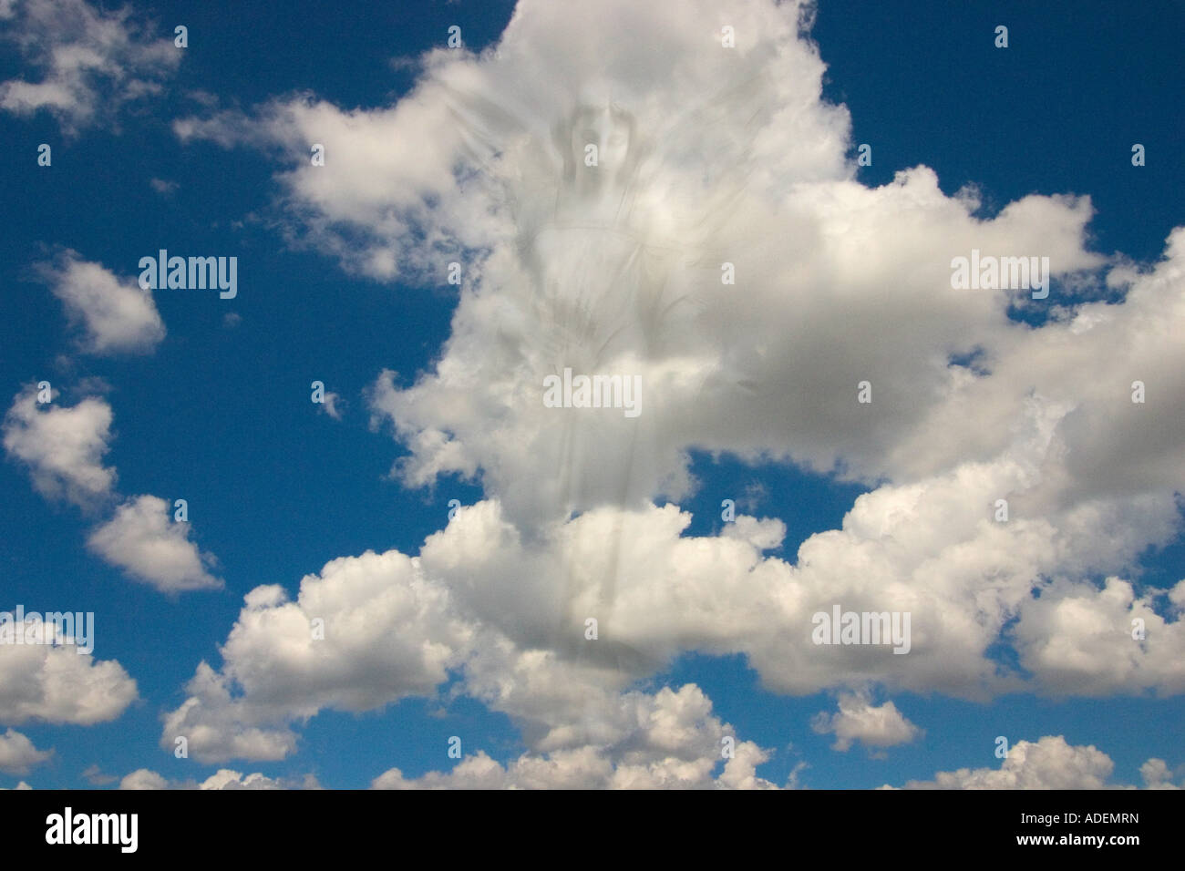 Angelo tra le nuvole Foto Stock